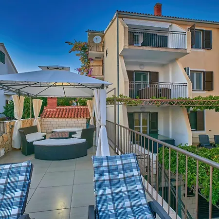 Julia * Трогір