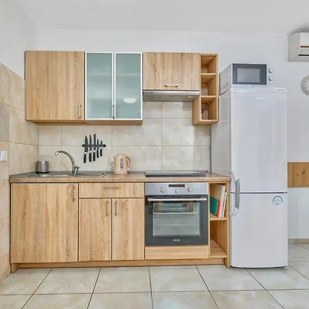 Julia شقة تروغير