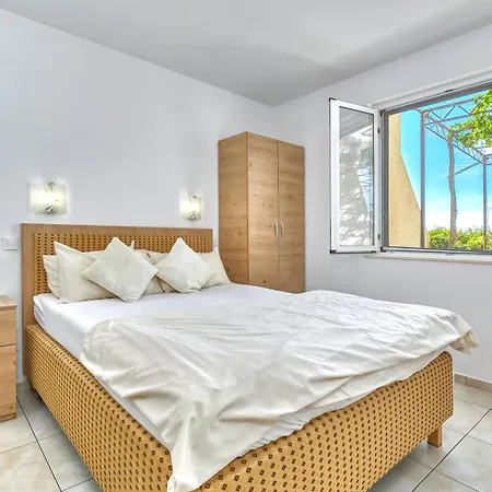 Julia شقة تروغير